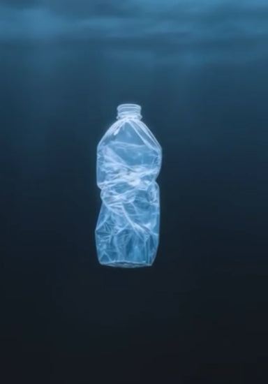 Botella de plástico en el mar recuperada para ser transformada en hilo reciclado por la marca Ecoalf.