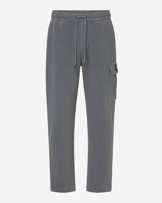 Un pantalón de Ecoalf gris sostenible de cintura elástica con cordón, con un bolsillo lateral con solapa en la pierna.