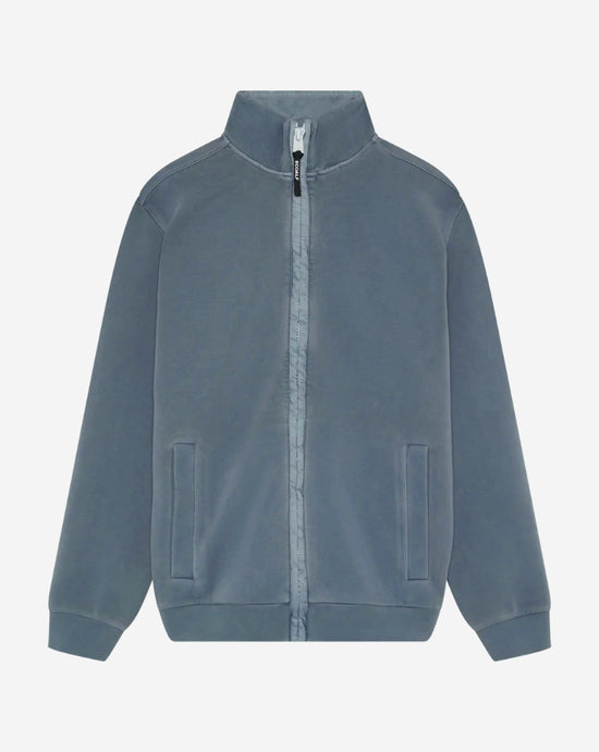 Una chaqueta de Ecoalf deportiva gris oscuro de cremallera completa y cuello alto, con dos bolsillos laterales, en materiales sostenibles.