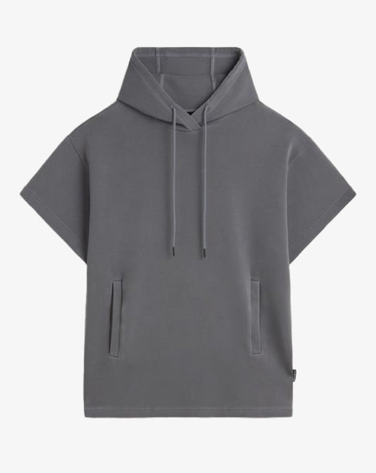 Una sudadera de Ecoalf gris sostenible de manga corta con capucha ajustable y bolsillos frontales diagonales.