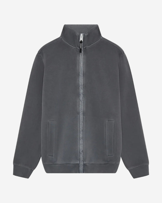 Una chaqueta de Ecoalf gris oscuro sostenible de cierre frontal, cuello alto y dos bolsillos laterales.