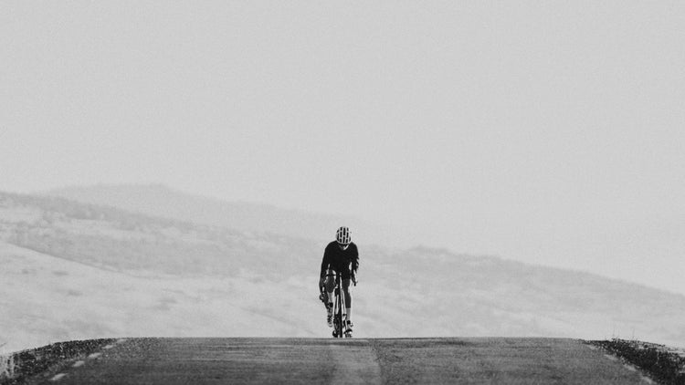 Guía completa de ropa de ciclismo para hombre: cómo elegir lo mejor para tus rutas