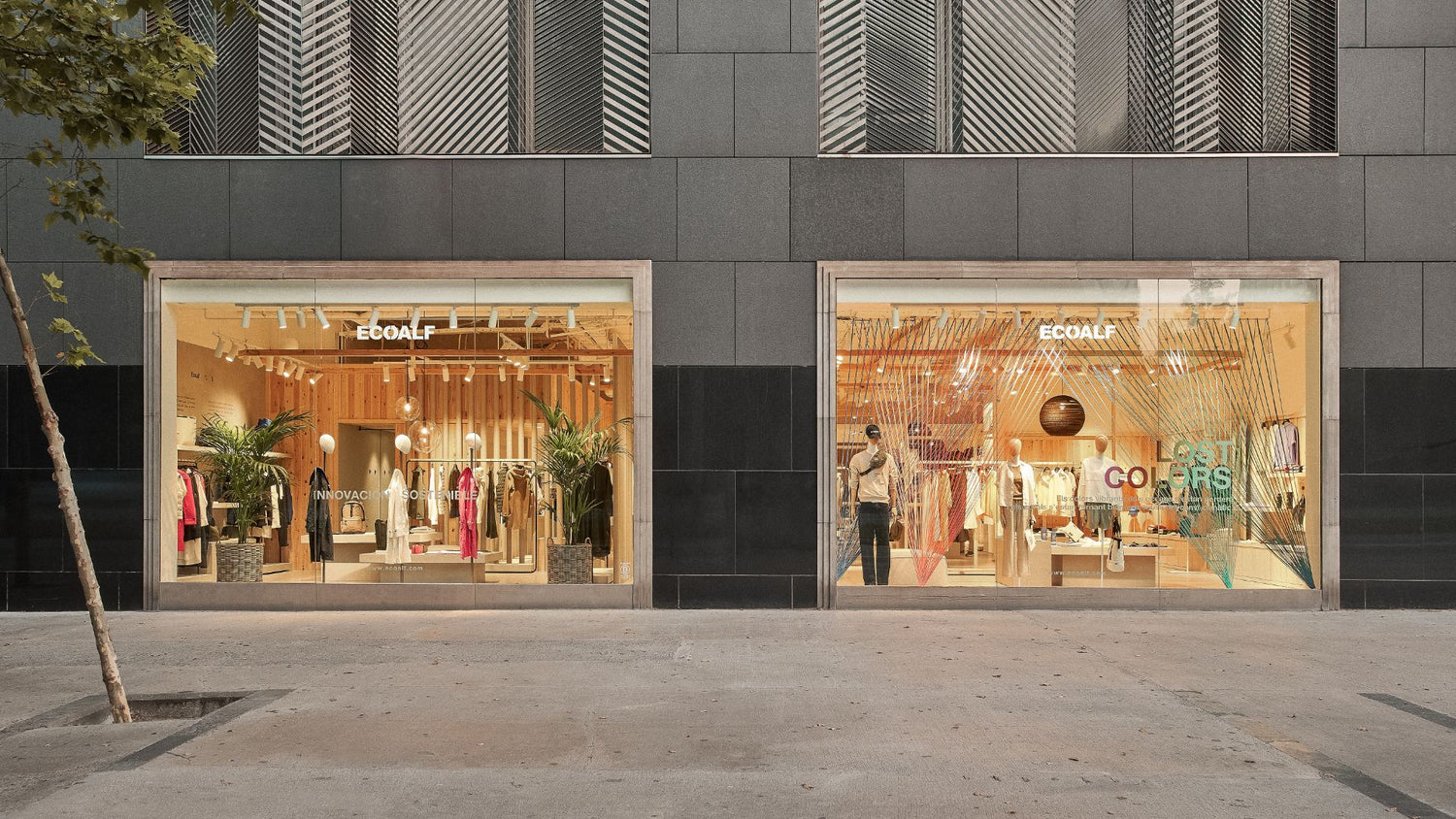 Escaparate moderno de tienda de la marca Ecoalf perfectamente integrada en el entorno urbano.