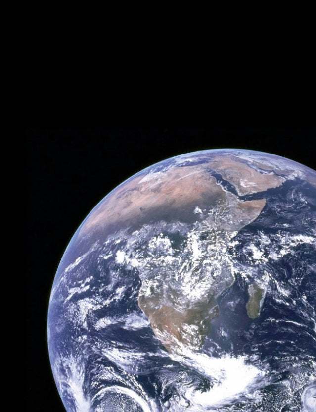 Vista de la Tierra desde el espacio que representa el lema de la marca Ecoalf «Because There Is No Planet B».