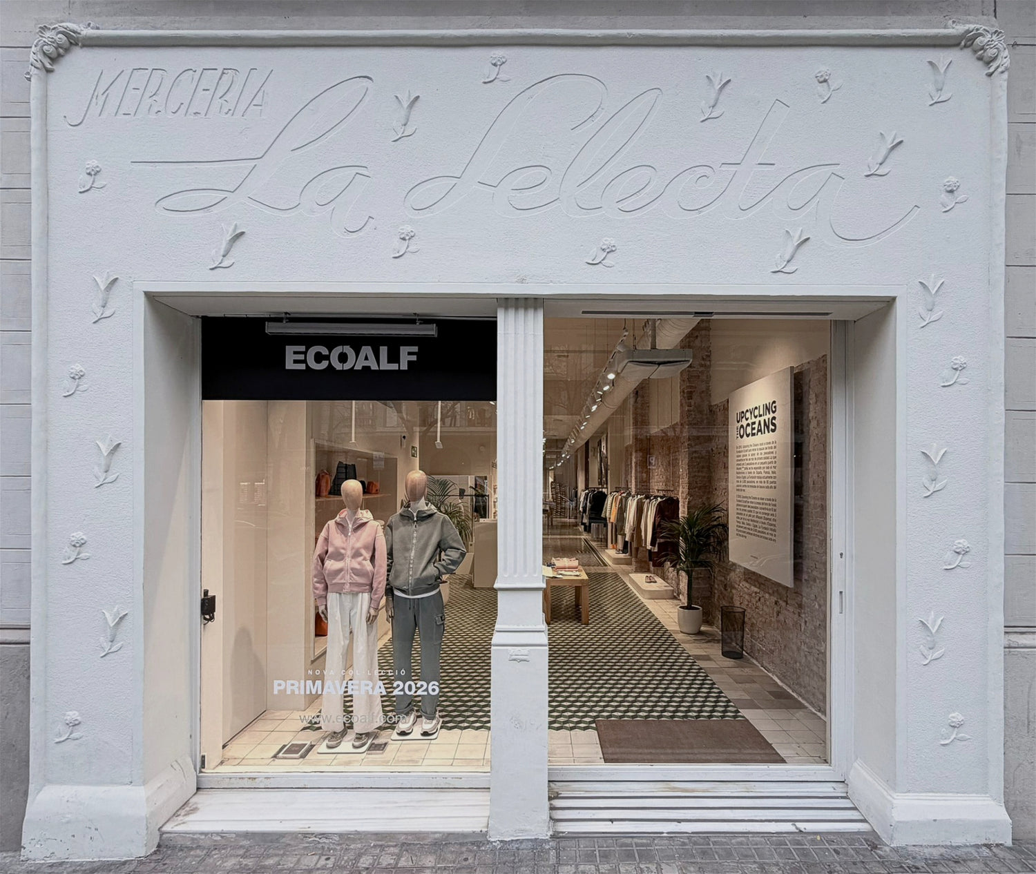Fachada de la tienda Ecoalf en Mercería La Selecta exhibiendo la nueva colección de primavera.