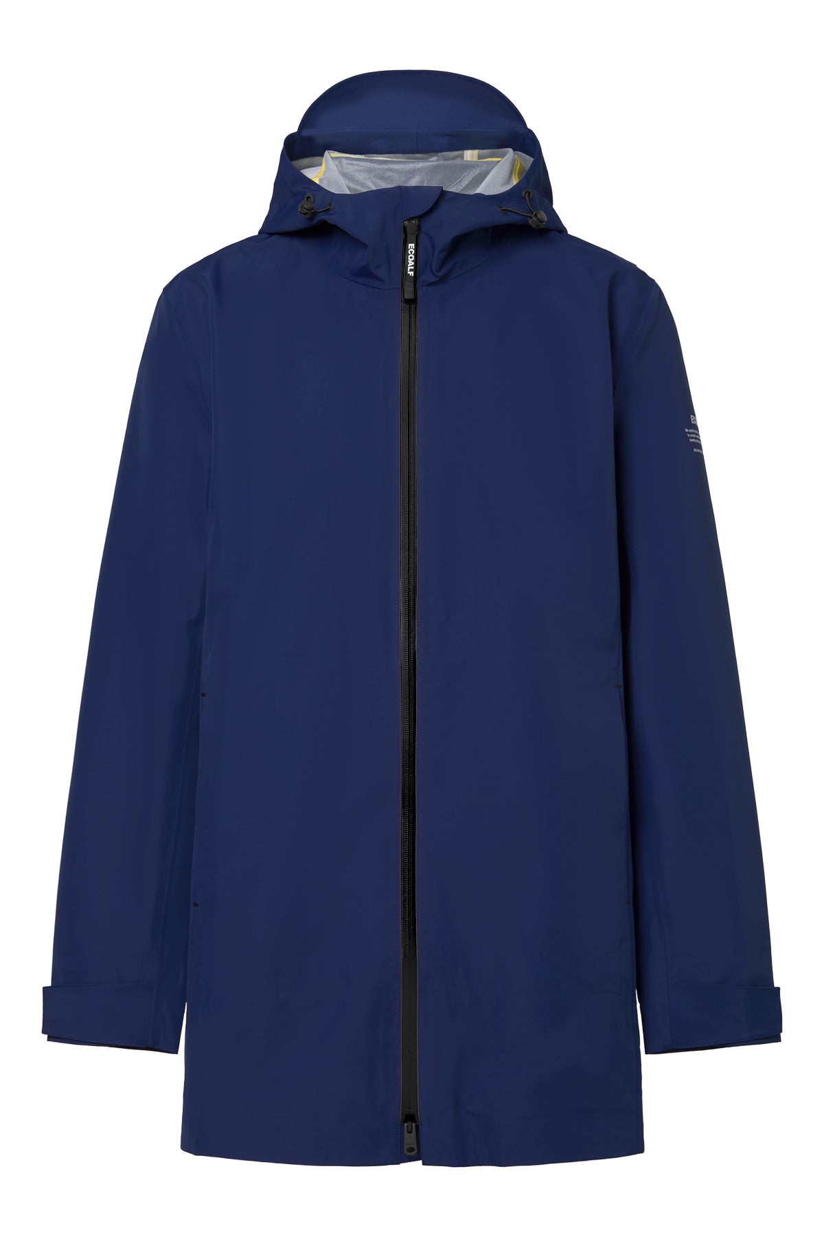 Una chaqueta de Ecoalf impermeable azul oscuro con capucha ajustable y cremallera negra, de corte recto, en materiales sostenibles.
