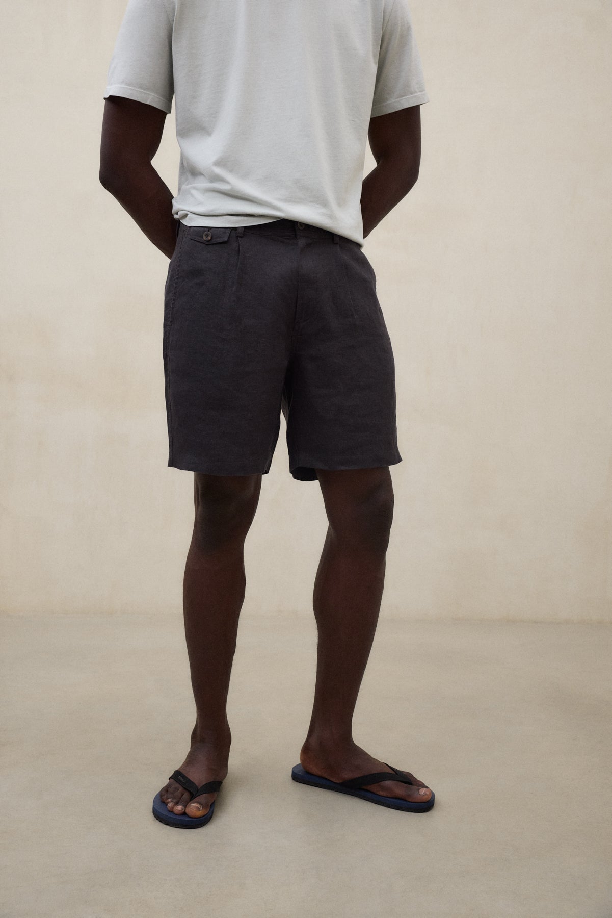 SHORTS TIKA GRIS OSCURO