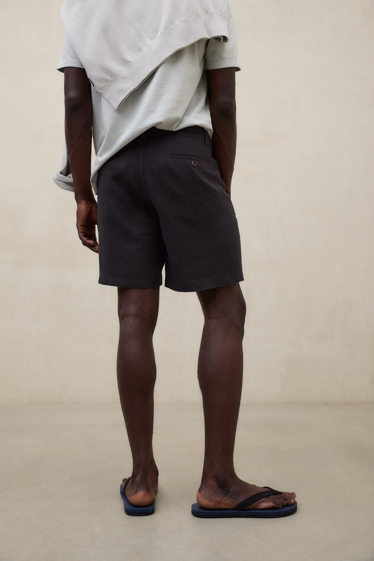 SHORTS TIKA GRIS OSCURO