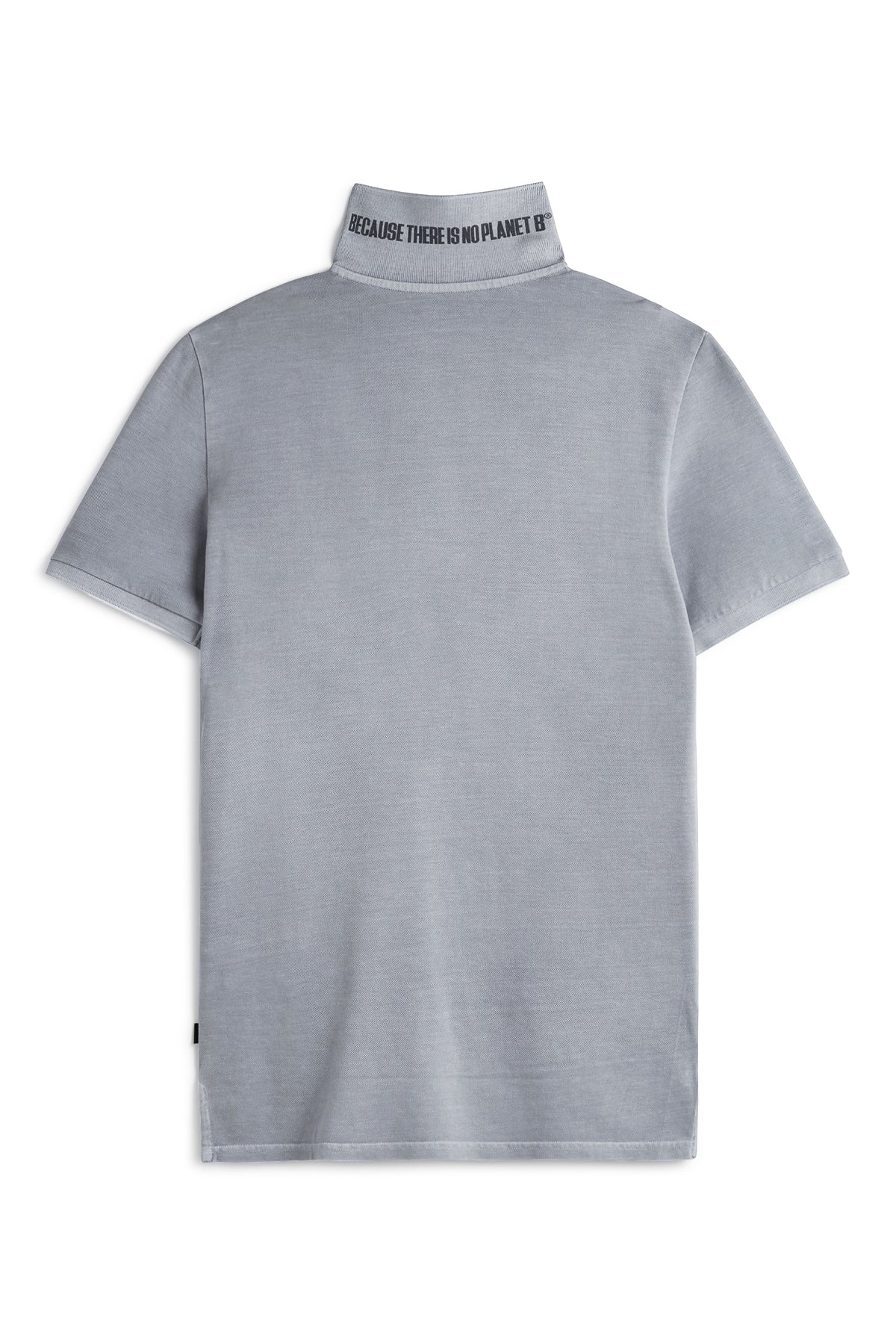 Un polo de Ecoalf gris de manga corta vista por detrás, con el lema "BECAUSE THERE IS NO PLANET B" en el cuello alzado.
