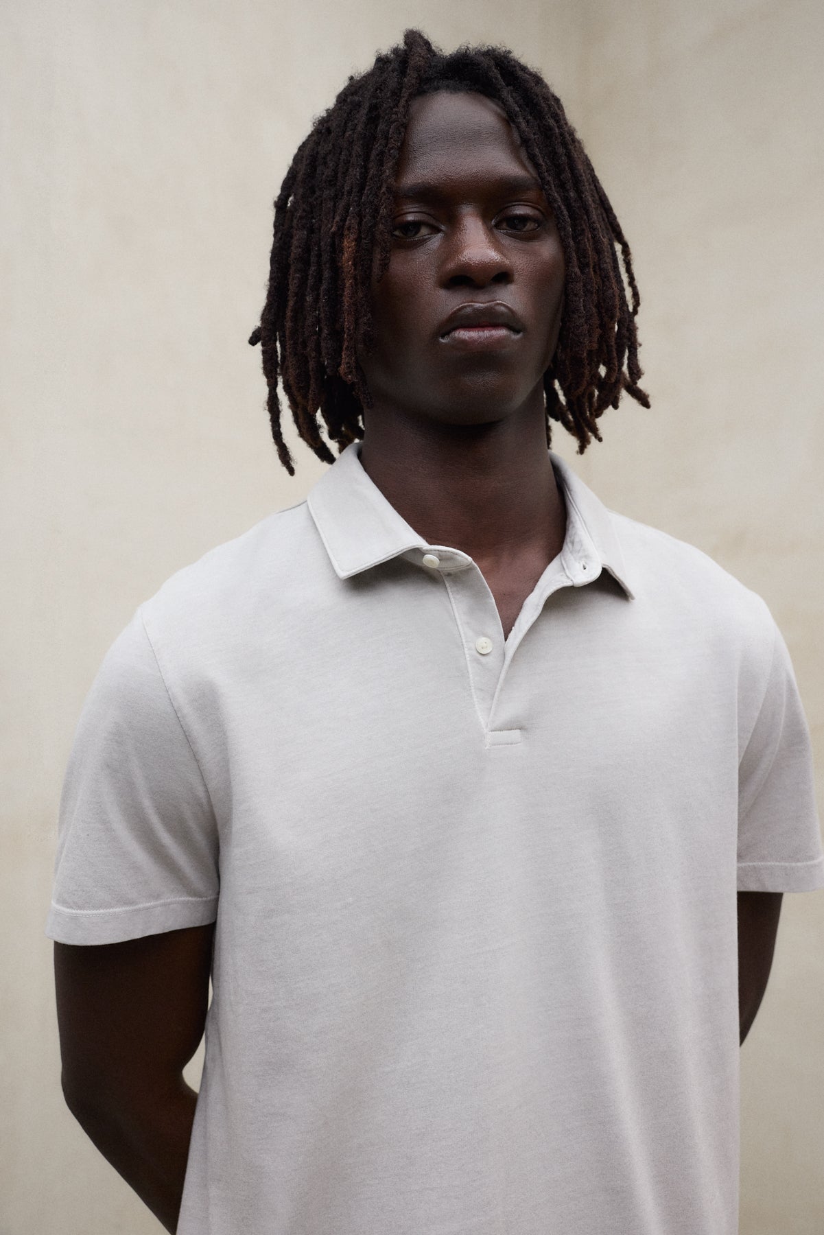 THEO STRICKPOLO IN GRAU
