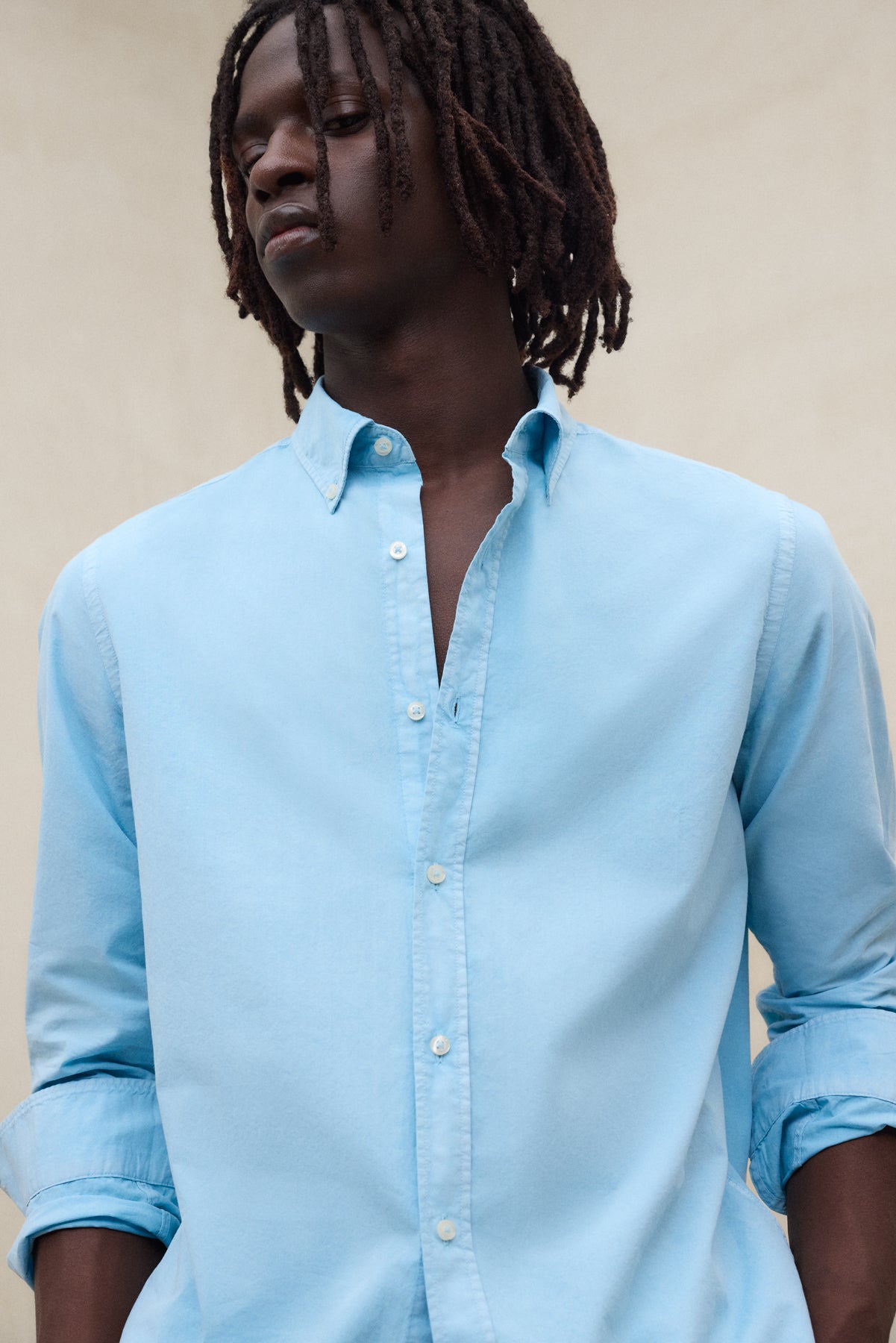 Camisa azul para hombre de la marca Ecoalf confeccionada en algodón orgánico de cultivo responsable.