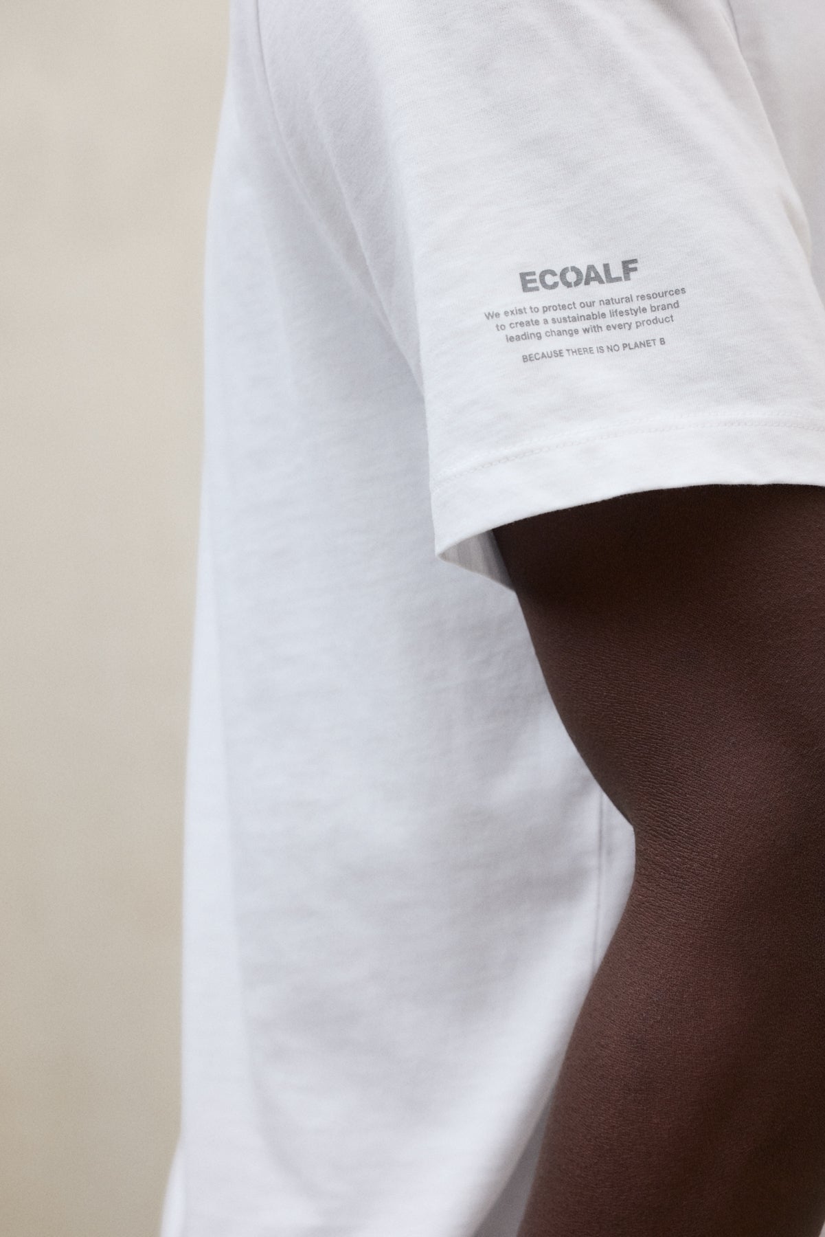 Camiseta blanca de algodón orgánico de la marca Ecoalf con un mensaje medioambiental sobre la protección de los recursos naturales.