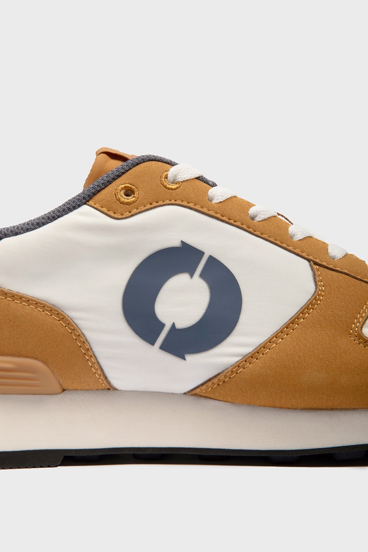 BEIGE AND ORANGE UCLA TRAINERS
