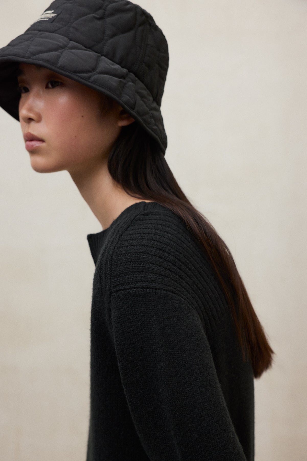 BLACK FLOCK BUCKET HAT