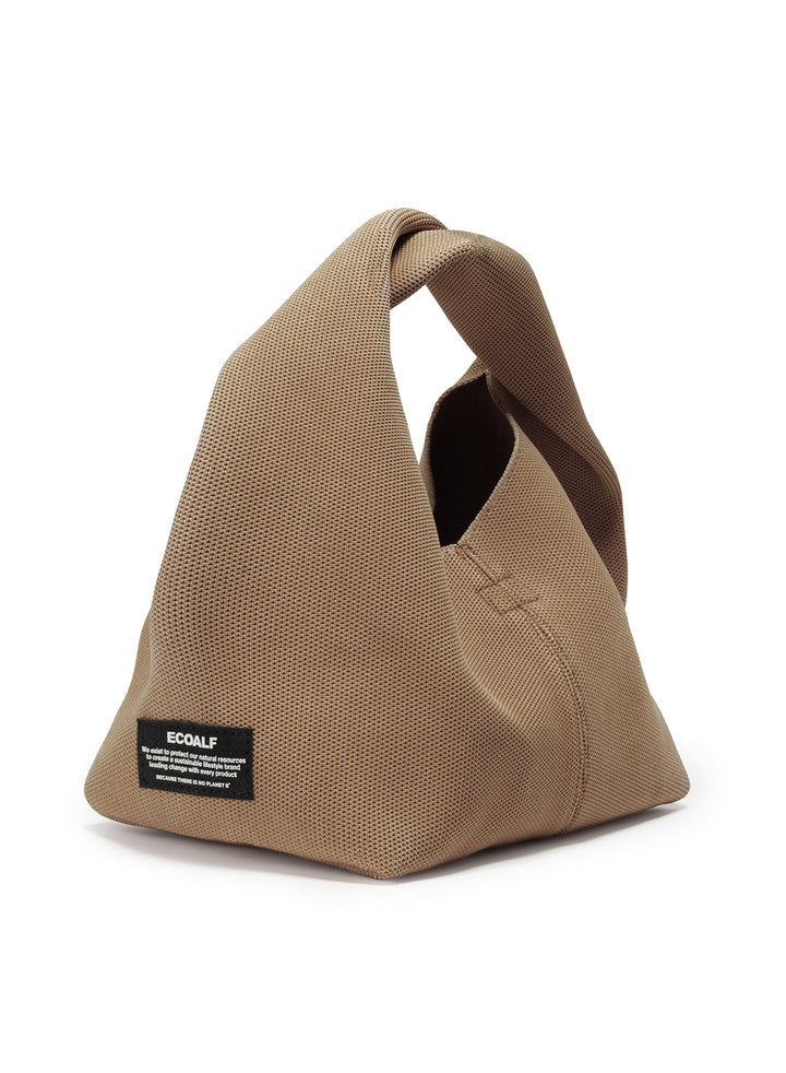 Un bolso de Ecoalf de tela marrón claro con asa ancha cruzada que cierra por arriba, con la textura del tejido a la vista y una etiqueta negra de la marca al frente.