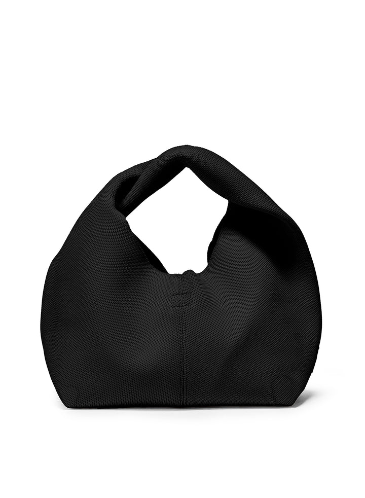 Un bolso de Ecoalf negro de tela texturizada, de forma redondeada y asa corta.