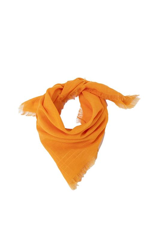 Un pañuelo de Ecoalf naranja vivo con los bordes deshilachados, doblado en triángulo sobre fondo blanco.