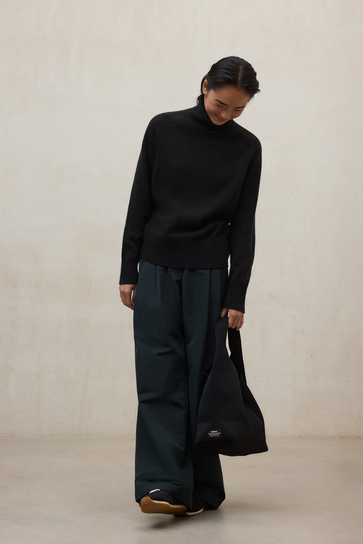 LARGE BLACK TIKA SHOULDER BAG