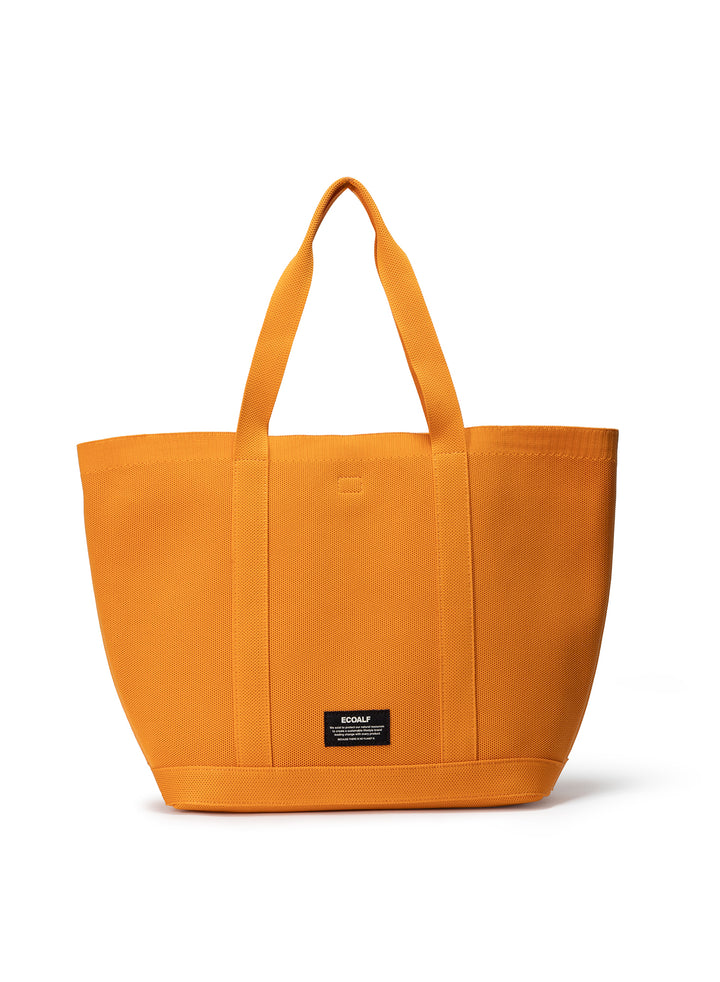 Un bolso tote naranja vivo sostenible de asas dobles, con una etiqueta rectangular de la marca ECOALF en la parte inferior.