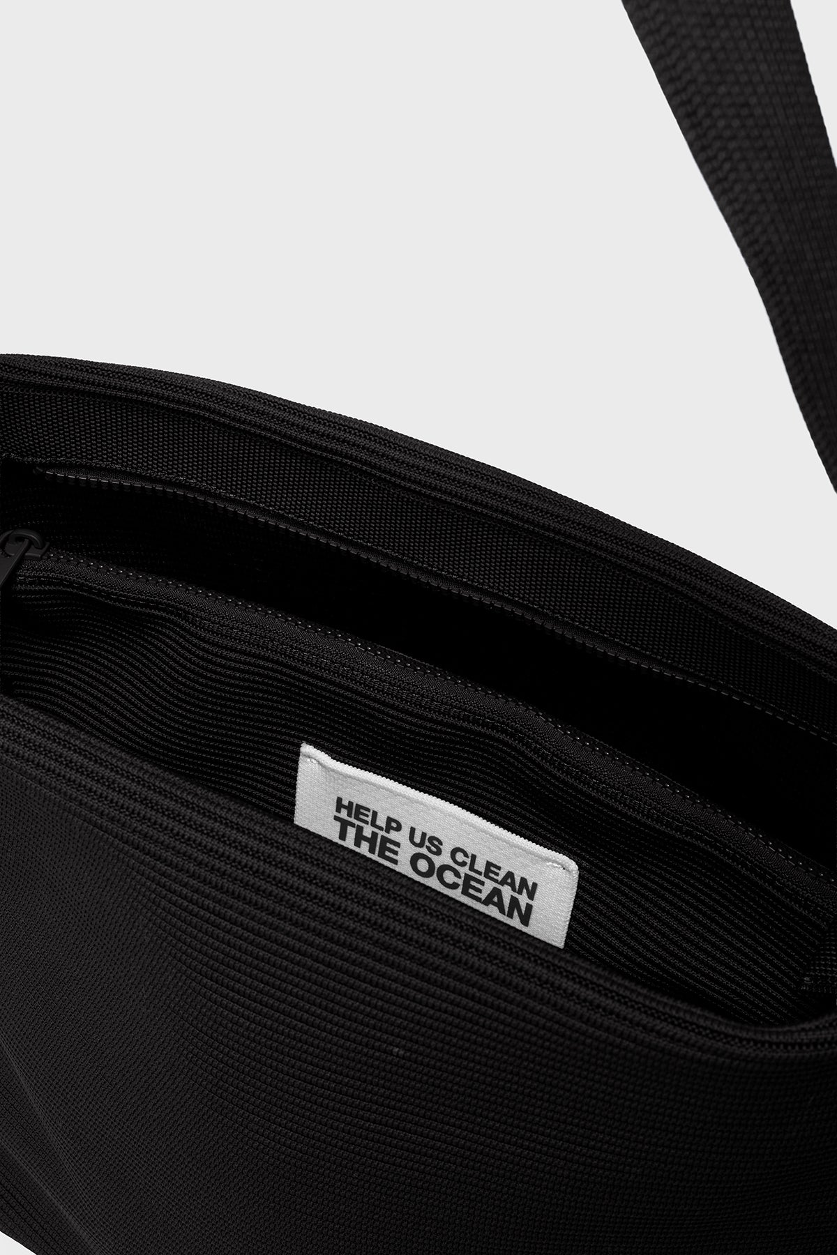 BEUTELTASCHE TIKA SCHWARZ