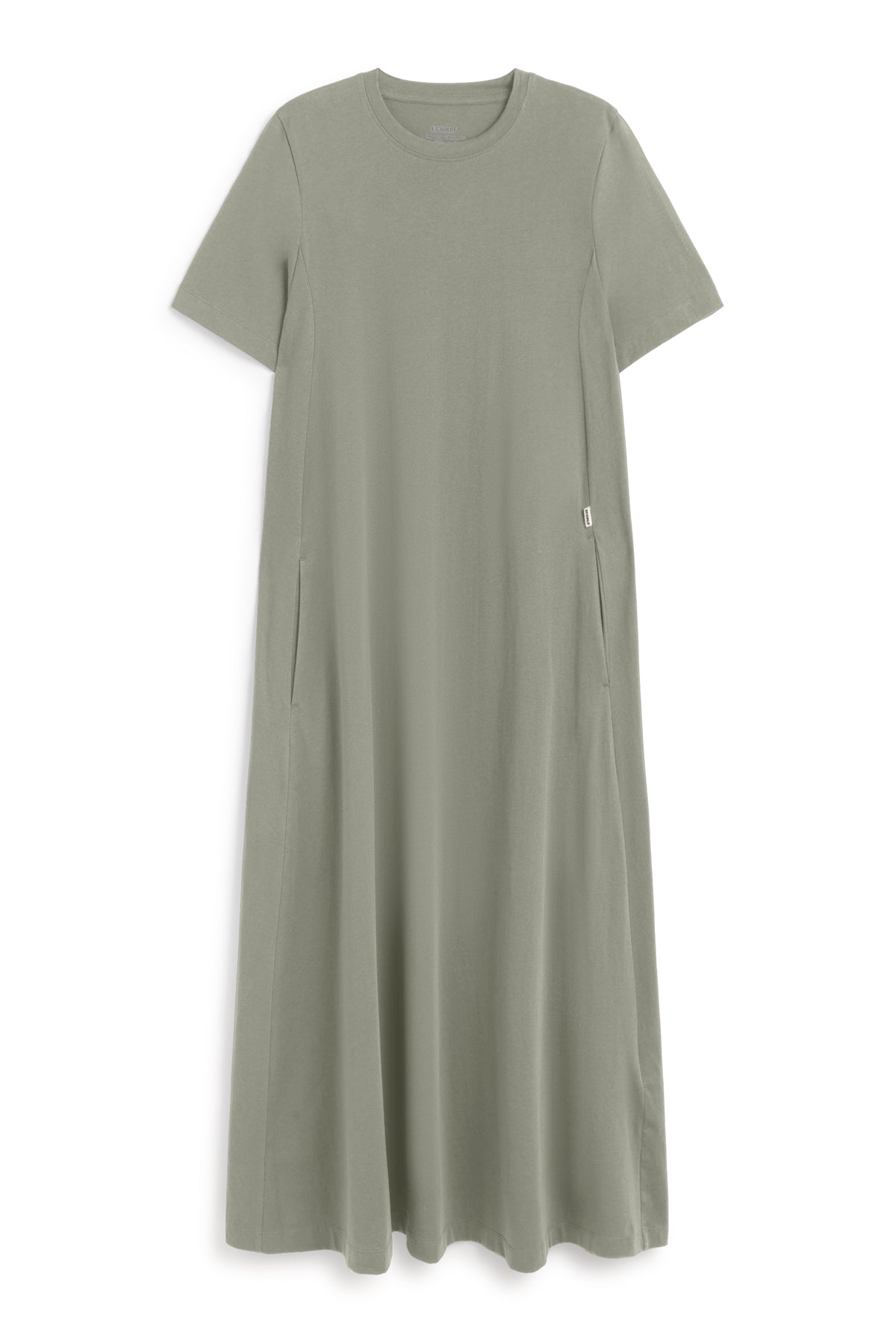 Un vestido de Ecoalf largo verde oliva sostenible de manga corta, cuello redondo y bolsillos discretos, de diseño sencillo.