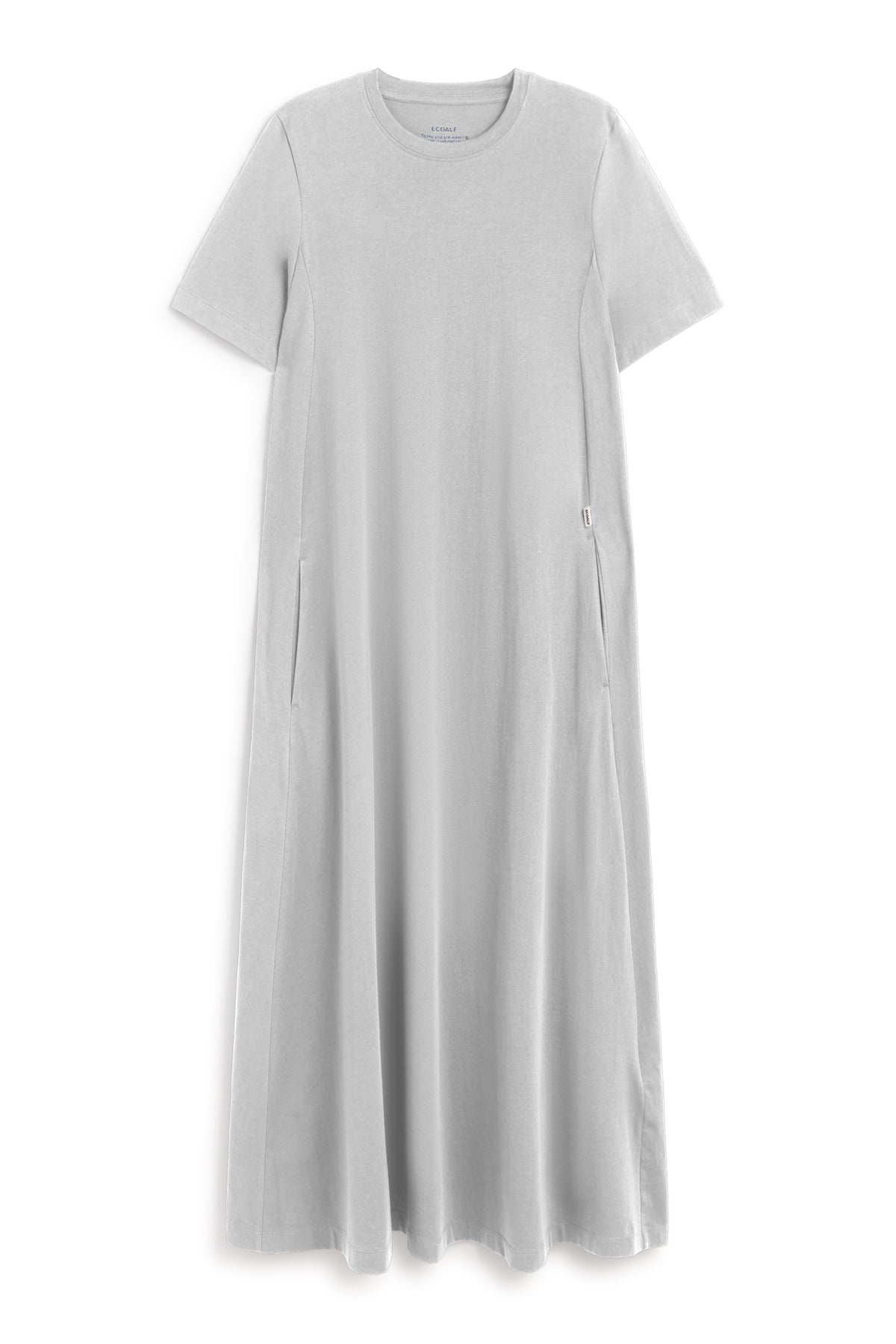 Un vestido de Ecoalf largo gris claro con hombros caídos, manga corta, bolsillos laterales y caída fluida, en materiales sostenibles.