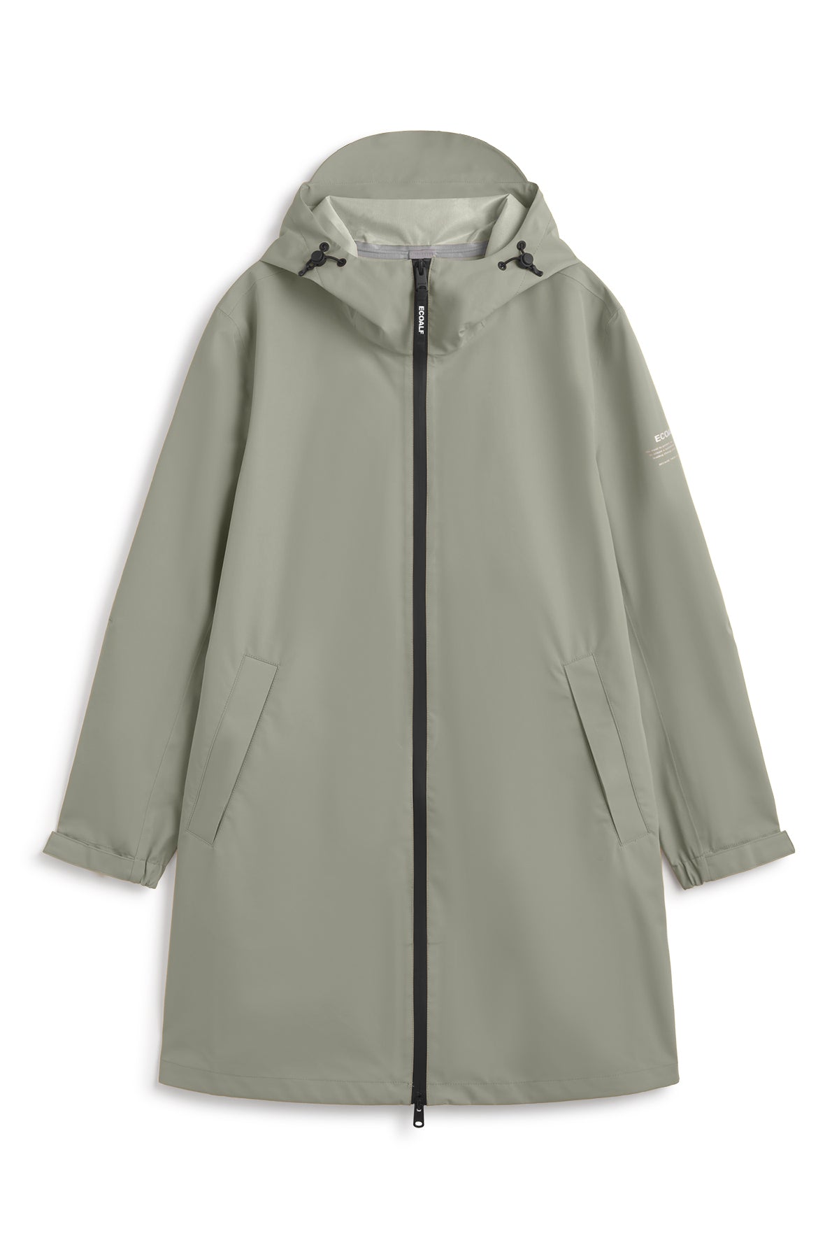Una chaqueta de Ecoalf impermeable gris claro con capucha ajustable, cierre negro y bolsillos inclinados, en materiales sostenibles.