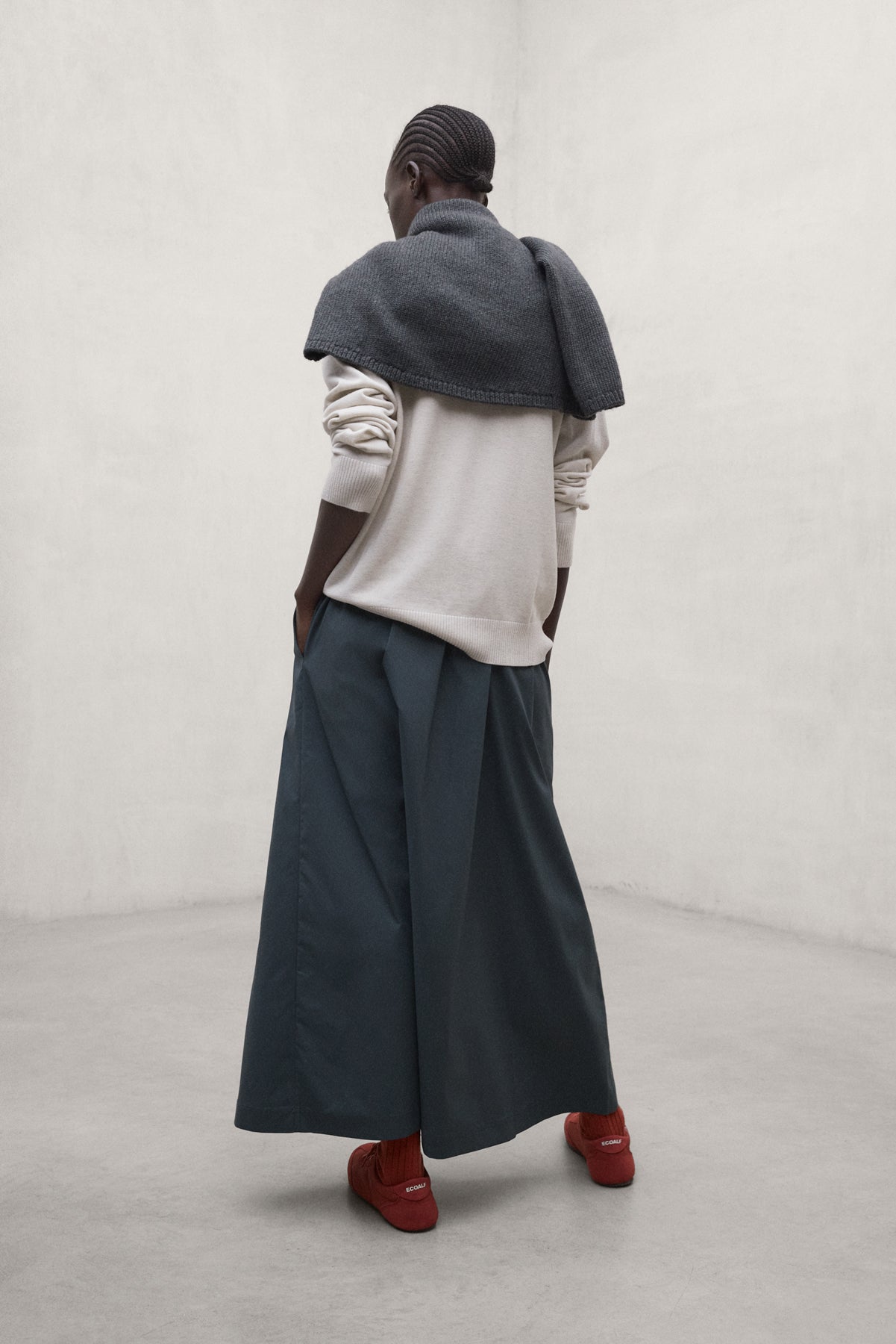 BEIGE AROA SWEATER
