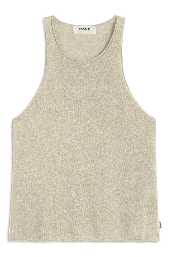 Una camiseta sin mangas beige claro sostenible con la etiqueta "Ecoalf" en el cuello, sobre fondo blanco.