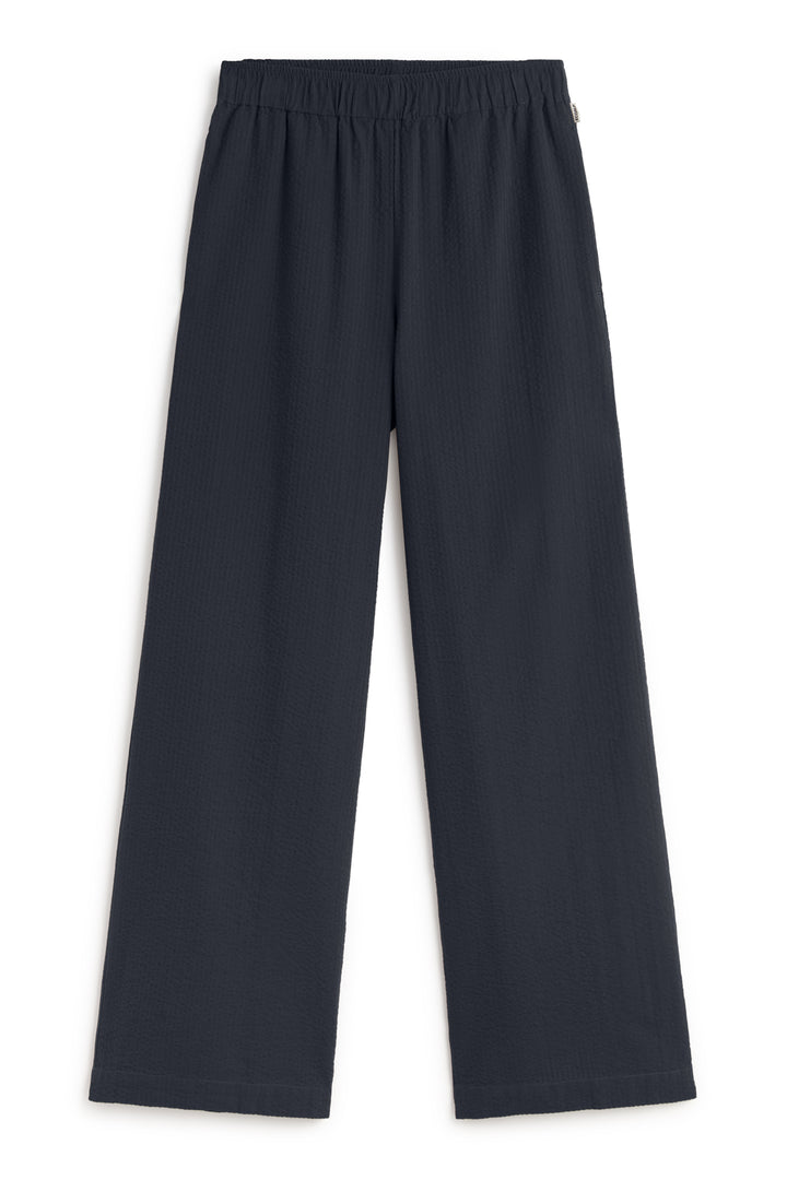 Un pantalón de Ecoalf recto negro de cintura elástica en tejido ligero y materiales sostenibles, visto de frente.