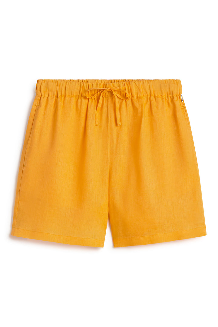 Unos shorts de Ecoalf naranjas sostenibles de cintura elástica con cordón, sobre fondo blanco.