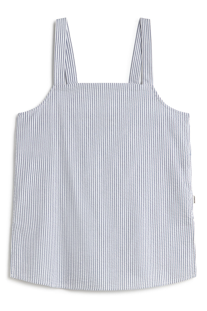 Una blusa de tirantes de Ecoalf sostenible a rayas verticales en blanco y negro, amplia y de tejido ligero.