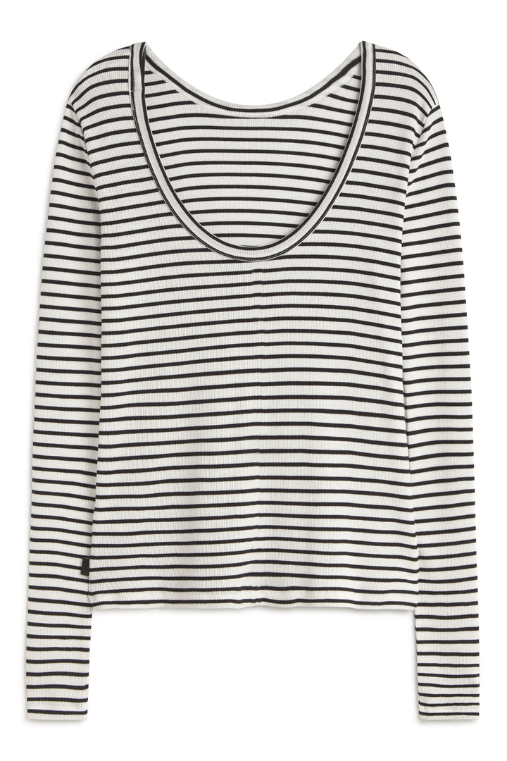 Una camiseta de Ecoalf sostenible de manga larga a rayas finas en blanco y negro, de cuello redondo y tela ligera.