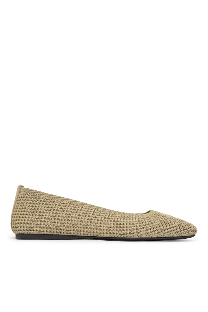 Un zapato de Ecoalf plano tejido en beige con suela negra, de perfil sobre fondo blanco.