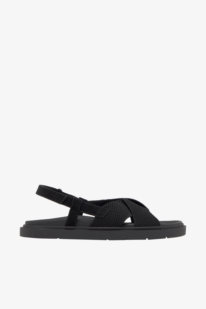 Una sandalia de Ecoalf negra de estilo casual con tiras cruzadas y suela plana.