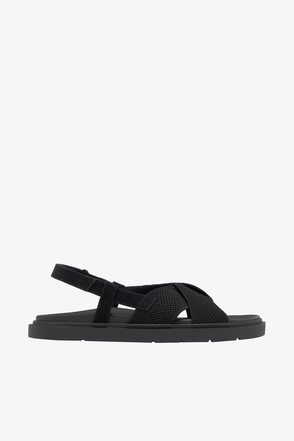 Una sandalia de Ecoalf negra de estilo casual con tiras cruzadas y suela plana.