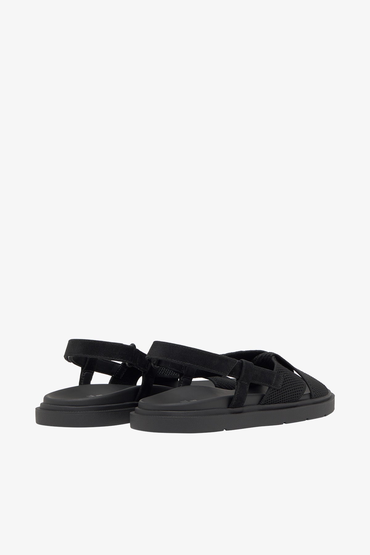 Una sandalia de Ecoalf negra de estilo casual con tiras cruzadas y suela plana.