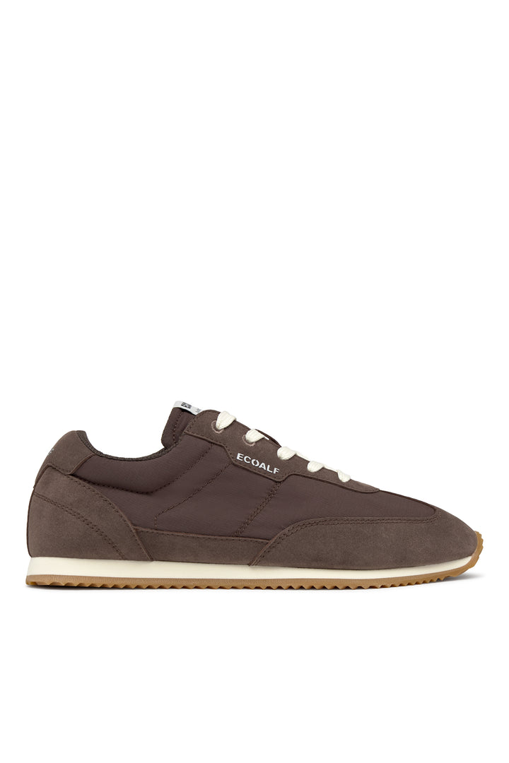 Una zapatilla marrón oscuro de perfil, con suela blanca y detalles beige y la palabra "ECOALF" en el lateral.