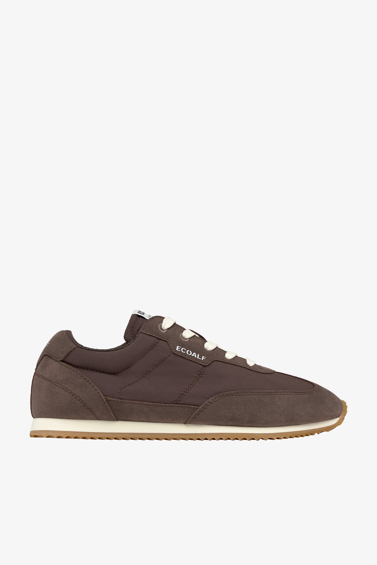 Una zapatilla marrón oscuro sostenible con cordones blancos y suela de goma clara, con el logo de Ecoalf en el lateral.