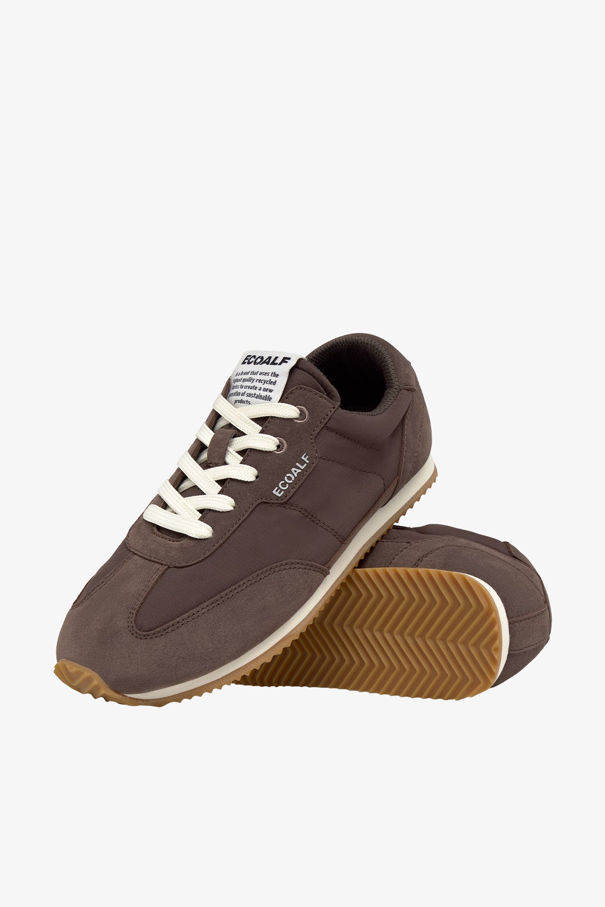 Una zapatilla marrón oscuro sostenible con cordones blancos y suela de goma clara, con el logo de Ecoalf en el lateral.