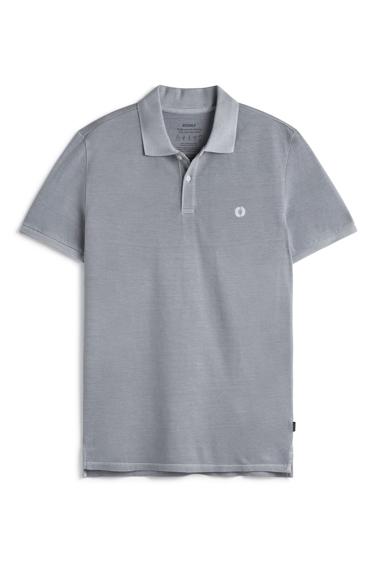 Un polo de Ecoalf gris claro sostenible de cuello clásico con dos botones y un pequeño logo circular bordado en el pecho.